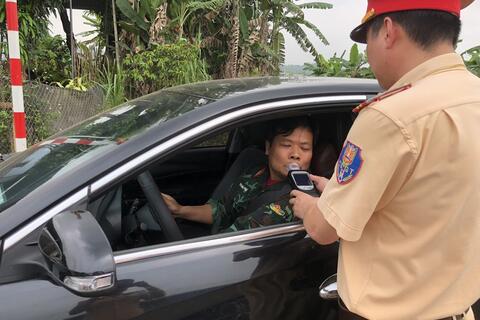 Phòng Cảnh sát giao thông Thanh Hoá tăng cường xử lý vi phạm nồng độ cồn trong dịp nghỉ Lễ