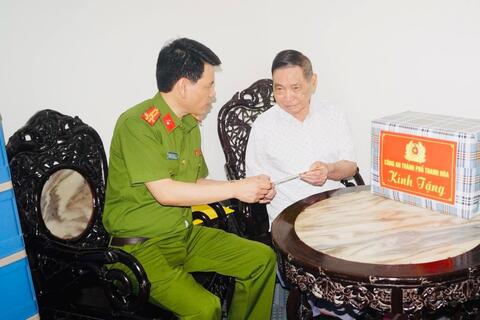 Công an TP. Thanh Hóa thăm, tặng quà tri ân các chiến sĩ Điện Biên Phủ